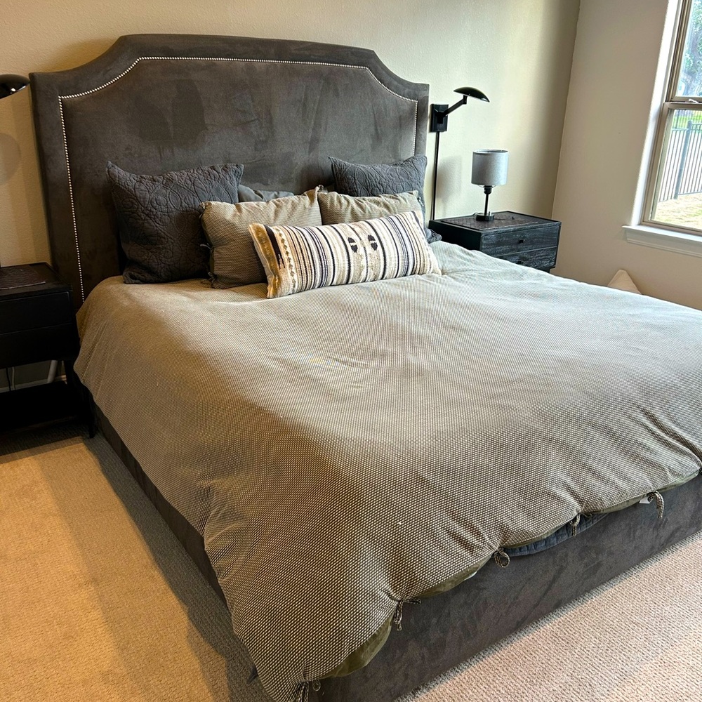 King size duvet cover. Includes 2 standard pillow shams.